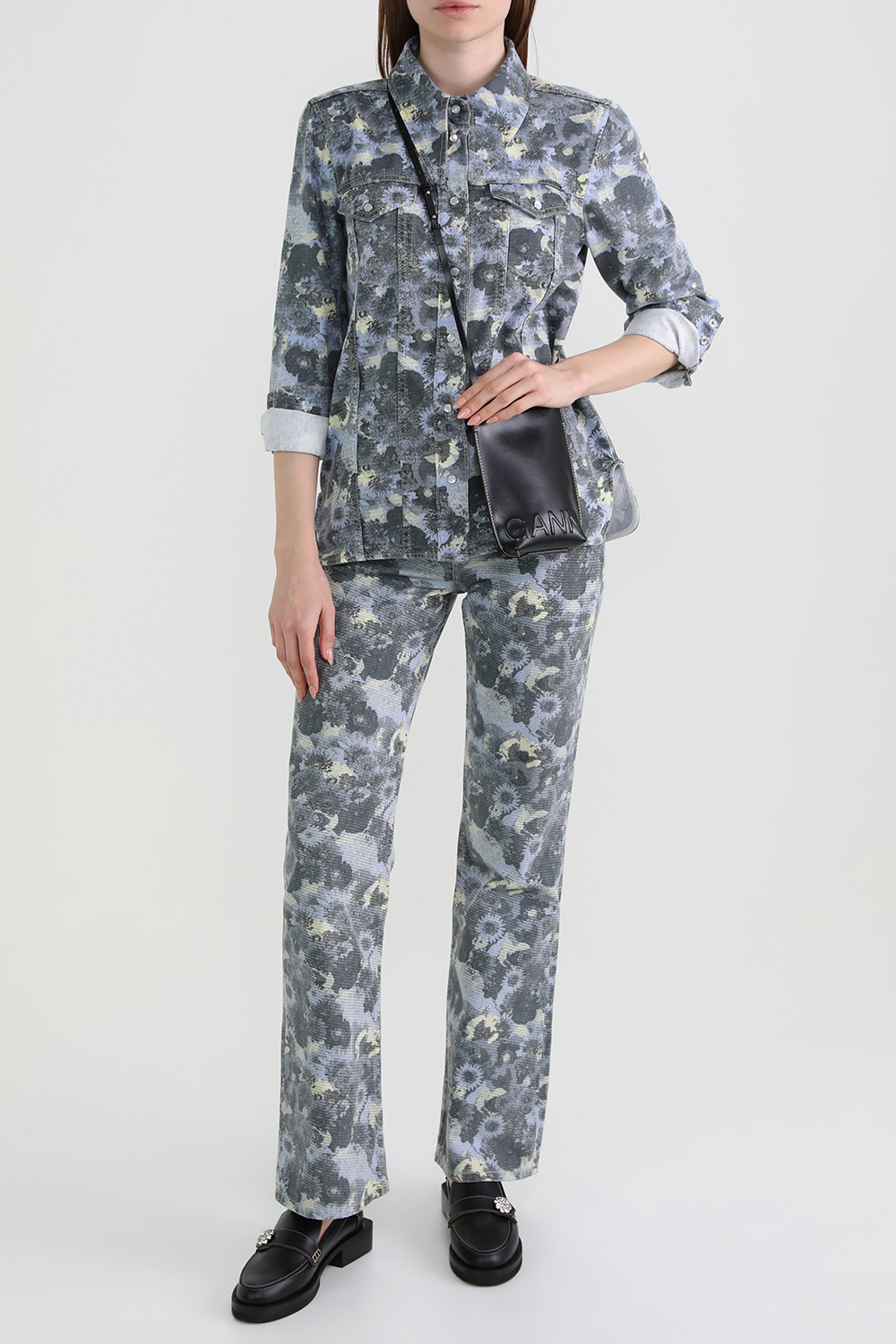 מכנסי ג'ינס מתרחבים עם הדפס פרחוני